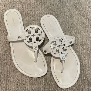 Tory Burch White Miller Logo Thong Sandals - Patent Leather